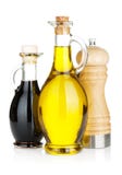 Bouteilles d'huile et au vinaigre d'olive avec le dispositif trembleur de poivre Photographie stock Bouteilles d'huile et au vinaigre d'olive avec le dispositif trembleur de poivre Photographie stock