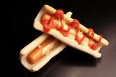 Bouteilles de ketchup et de moutarde à l'arrière-plan photographie stock libre de droits Bouteilles de ketchup et de moutarde à l'arrière-plan photographie stock libre de droits
