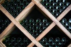 Bouteilles de vin dans une cave photo stock Bouteilles de vin dans une cave photo stock