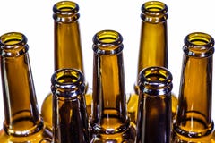 Bouteilles à bière de Brown sur un fond blanc photo libre de droits Bouteilles à bière de Brown sur un fond blanc photo libre de droits