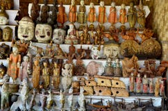 Boutique de souvenirs à vendre le voyageur au temple de Htilominlo photos libres de droits Boutique de souvenirs à vendre le voyageur au temple de Htilominlo photos libres de droits