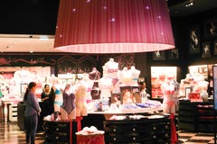 Boutique de vêtements pour femmes - mail de Dubaï photos libres de droits Boutique de vêtements pour femmes - mail de Dubaï photos libres de droits
