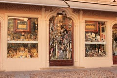 Boutique typique de travail manuel dans la ville médiévale de Toledo en Espagne photos libres de droits Boutique typique de travail manuel dans la ville médiévale de Toledo en Espagne photos libres de droits