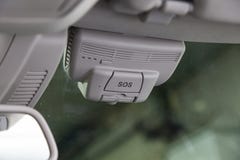 Bouton de SOS avec le système de JPS pour appeler le service, la police et l'ambulance de délivrance sur le pare-brise de la voit photo libre de droits Bouton de SOS avec le système de JPS pour appeler le service, la police et l'ambulance de délivrance sur le pare-brise de la voit photo libre de droits