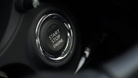 Bouton pour mettre en marche le moteur de voiture photographie stock libre de droits Bouton pour mettre en marche le moteur de voiture photographie stock libre de droits