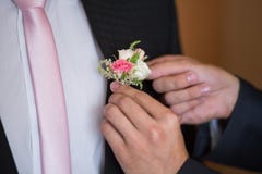 Boutonniere op in bruidegom bij huwelijk royalty-vrije stock afbeelding Boutonniere op in bruidegom bij huwelijk royalty-vrije stock afbeelding