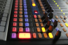 Boutons audio de mélangeur pendant la télédiffusion vivante de TV images libres de droits Boutons audio de mélangeur pendant la télédiffusion vivante de TV images libres de droits
