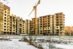 Bouw van de bouw met meerdere verdiepingen in de winter, Rusland Royalty-vrije Stock Afbeelding Bouw van de bouw met meerdere verdiepingen in de winter, Rusland Royalty-vrije Stock Afbeelding