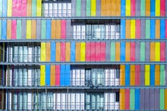 Bouwend met multicolored blinden in Athene, Griekenland De achtergrond royalty-vrije stock afbeeldingen Bouwend met multicolored blinden in Athene, Griekenland De achtergrond royalty-vrije stock afbeeldingen