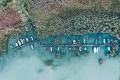 Boven geschoten van een klein dok bij de kust met geparkeerde vissersboten royalty-vrije stock foto Boven geschoten van een klein dok bij de kust met geparkeerde vissersboten royalty-vrije stock foto