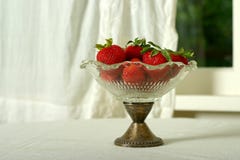 Bowl Of Strawberries Royalty Free Stock Images