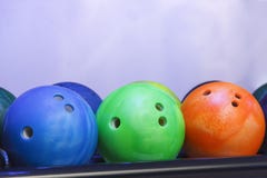 Bowlingklot på väggen royaltyfria foton Bowlingklot på väggen royaltyfria foton