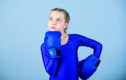 Boxerkind in den Boxhandschuhen Weibliche Boxer?nderungshaltung innerhalb des Sports Aufstieg Frauenboxer Netter Boxer des M?dche stockfotografie Boxerkind in den Boxhandschuhen Weibliche Boxer?nderungshaltung innerhalb des Sports Aufstieg Frauenboxer Netter Boxer des M?dche stockfotografie