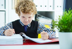 Boze krullende Kaukasische jongen zoals zakenman die administratie in bureau doen royalty-vrije stock foto's Boze krullende Kaukasische jongen zoals zakenman die administratie in bureau doen royalty-vrije stock foto's