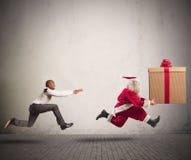 Boze mens die Santa Claus achtervolgen Boze mens die Santa Claus achtervolgen