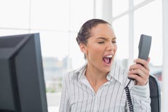 Boze onderneemster die bij telefoon gillen royalty-vrije stock foto Boze onderneemster die bij telefoon gillen royalty-vrije stock foto