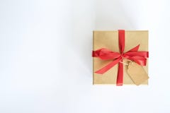 Boîte-cadeau de brun de vue supérieure sur le fond blanc d'isolement avec l'espace Photographie stock libre de droits Boîte-cadeau de brun de vue supérieure sur le fond blanc d'isolement avec l'espace Photographie stock libre de droits