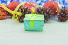 Boîte-cadeau de cadeau de Noël sur le plancher en bois Joyeux Noël et bonne année Photo stock Boîte-cadeau de cadeau de Noël sur le plancher en bois Joyeux Noël et bonne année Photo stock
