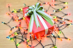 Boîte-cadeau de Noël avec la lumière sur le bois Photographie stock Boîte-cadeau de Noël avec la lumière sur le bois Photographie stock