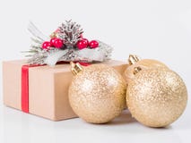 Boîte-cadeau de Noël et boules de Noël sur un fond blanc image stock Boîte-cadeau de Noël et boules de Noël sur un fond blanc image stock