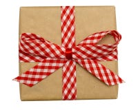 Boîte-cadeau enveloppé de vintage avec l'arc rouge de ruban, d'isolement sur le blanc Image stock Boîte-cadeau enveloppé de vintage avec l'arc rouge de ruban, d'isolement sur le blanc Image stock