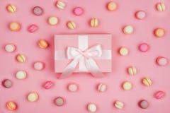 Boîte-cadeau et macarons sur le fond rose images stock Boîte-cadeau et macarons sur le fond rose images stock