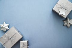 Boîte-cadeau faits main argentés de Noël sur la vue supérieure de fond bleu Carte de voeux de Joyeux Noël, cadre Thème de vacance photographie stock libre de droits Boîte-cadeau faits main argentés de Noël sur la vue supérieure de fond bleu Carte de voeux de Joyeux Noël, cadre Thème de vacance photographie stock libre de droits