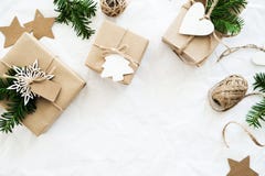 Boîte-cadeau faits main de Noël sur la vue supérieure de fond blanc Carte de voeux de Joyeux Noël, cadre Thème de vacances de Noë images libres de droits Boîte-cadeau faits main de Noël sur la vue supérieure de fond blanc Carte de voeux de Joyeux Noël, cadre Thème de vacances de Noë images libres de droits