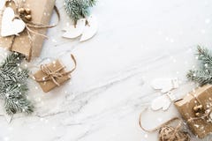 Boîte-cadeau faits main de Noël sur la vue supérieure de fond de marbre blanc Carte de voeux de Joyeux Noël, cadre Thème de vacan photographie stock Boîte-cadeau faits main de Noël sur la vue supérieure de fond de marbre blanc Carte de voeux de Joyeux Noël, cadre Thème de vacan photographie stock
