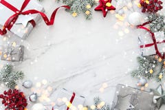 Boîte-cadeau faits main de Noël sur la vue supérieure de fond de marbre blanc Carte de voeux de Joyeux Noël, cadre Thème de vacan photographie stock Boîte-cadeau faits main de Noël sur la vue supérieure de fond de marbre blanc Carte de voeux de Joyeux Noël, cadre Thème de vacan photographie stock