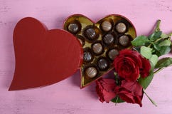 Boîte-cadeau rouge de forme de coeur de jour de valentines de chocolats Photographie stock Boîte-cadeau rouge de forme de coeur de jour de valentines de chocolats Photographie stock