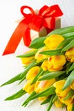 Boîte-cadeau rouge jaune d'ANG de bouquet de tulipes de fleur de ressort photographie stock Boîte-cadeau rouge jaune d'ANG de bouquet de tulipes de fleur de ressort photographie stock