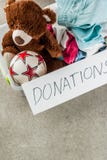 Boîte de donation avec des jouets, des vêtements et la nourriture photos libres de droits Boîte de donation avec des jouets, des vêtements et la nourriture photos libres de droits