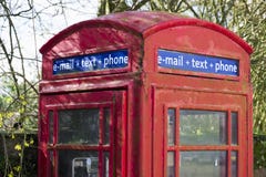 Boîte rouge de cabine téléphonique pour communication des textes et de téléphone d'email la rétro image libre de droits Boîte rouge de cabine téléphonique pour communication des textes et de téléphone d'email la rétro image libre de droits