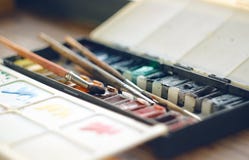 Boîte se pliante avec des peintures d'aquarelle dans des cuvettes et des brosses illustration de vecteur Boîte se pliante avec des peintures d'aquarelle dans des cuvettes et des brosses illustration de vecteur