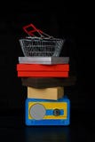 Boże Narodzenia i Black Friday sprzedaży pojęcie z palową stertą prezentów pudełka i zakupy kosz na błękitnym żółtym radiowym odb fotografia royalty free Boże Narodzenia i Black Friday sprzedaży pojęcie z palową stertą prezentów pudełka i zakupy kosz na błękitnym żółtym radiowym odb fotografia royalty free