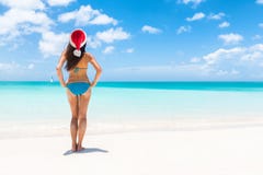 Boże Narodzenia wyrzucać na brzeg Santa bikini kobiety kapeluszowy relaksować obraz royalty free Boże Narodzenia wyrzucać na brzeg Santa bikini kobiety kapeluszowy relaksować obraz royalty free