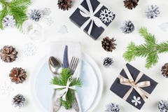 Boże Narodzenia zgłaszają położenie z talerzami, silverware, teraźniejszość i dekoracjami, Odgórny widok zdjęcia stock Boże Narodzenia zgłaszają położenie z talerzami, silverware, teraźniejszość i dekoracjami, Odgórny widok zdjęcia stock
