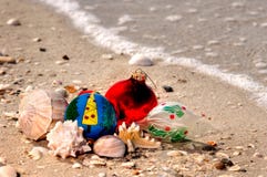 Boże Narodzenie skorupy na piaskowatej plaży z falowym alon i ornamenty obrazy stock Boże Narodzenie skorupy na piaskowatej plaży z falowym alon i ornamenty obrazy stock