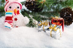 Bożenarodzeniowe dekoracje z bałwanem, choinką, rożkiem i bożych narodzeń baubles, zdjęcia stock Bożenarodzeniowe dekoracje z bałwanem, choinką, rożkiem i bożych narodzeń baubles, zdjęcia stock