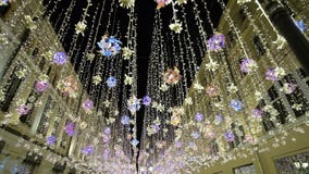 Bożenarodzeniowe iluminacja nowego roku zimy dekoracje, nocy olśniewająca zwyczajna ulica w centrum mieście, jaskrawi światła zdjęcie wideo Bożenarodzeniowe iluminacja nowego roku zimy dekoracje, nocy olśniewająca zwyczajna ulica w centrum mieście, jaskrawi światła zdjęcie wideo
