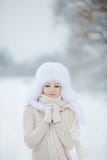 Bożenarodzeniowej nowy rok śnieżnej zimy piękna dziewczyna w białej kapeluszowej naturze obrazy stock Bożenarodzeniowej nowy rok śnieżnej zimy piękna dziewczyna w białej kapeluszowej naturze obrazy stock