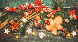 Bożenarodzeniowy kartka z pozdrowieniami z imbirowym mężczyzna, rozmyślającym winem i świąteczną dekoracją na ciemnym rocznika tl Obrazy Royalty Free Bożenarodzeniowy kartka z pozdrowieniami z imbirowym mężczyzna, rozmyślającym winem i świąteczną dekoracją na ciemnym rocznika tl Obrazy Royalty Free