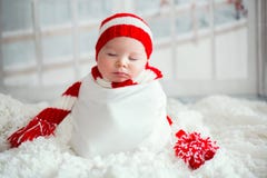 Bożenarodzeniowy portret śliczna mała nowonarodzona chłopiec, być ubranym sant zdjęcia stock Bożenarodzeniowy portret śliczna mała nowonarodzona chłopiec, być ubranym sant zdjęcia stock