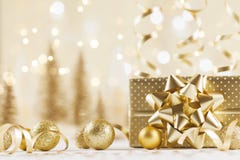 Bożenarodzeniowy prezenta pudełko przeciw złotemu bokeh tłu 3d amerykanina karty kolorów wybuchu flaga powitania wakacje pisze li fotografia royalty free Bożenarodzeniowy prezenta pudełko przeciw złotemu bokeh tłu 3d amerykanina karty kolorów wybuchu flaga powitania wakacje pisze li fotografia royalty free