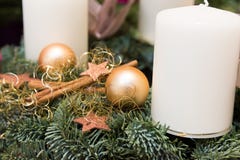 Bożenarodzeniowy wianek od świeżych zielonych jedlinowych gałąź dekorować z złotą gwiazdą ornamentuje baubles cynamonowych kijów obraz stock Bożenarodzeniowy wianek od świeżych zielonych jedlinowych gałąź dekorować z złotą gwiazdą ornamentuje baubles cynamonowych kijów obraz stock