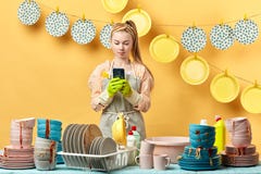 Bra seende ung kvinna som ser fotona av smartphonen royaltyfria bilder Bra seende ung kvinna som ser fotona av smartphonen royaltyfria bilder