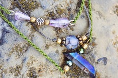 Braccialetti minuscoli della perla naturale della pietra tre fotografia stock Braccialetti minuscoli della perla naturale della pietra tre fotografia stock
