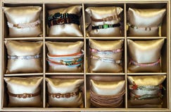 Braccialetti nel deposito del bijouterie Fotografie Stock Braccialetti nel deposito del bijouterie Fotografie Stock