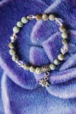 Bracelet naturel de turquoise avec le pendant de lotus images stock Bracelet naturel de turquoise avec le pendant de lotus images stock
